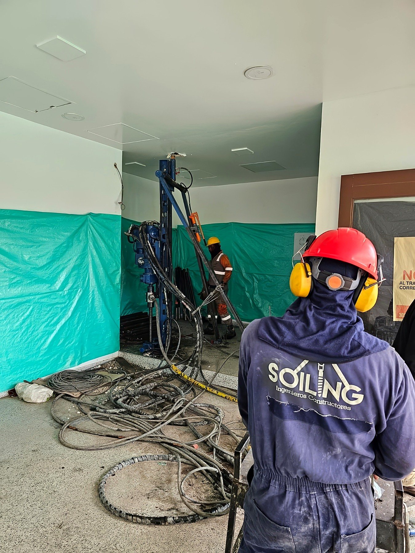Perforación en interiores — fotografía del portafolio de Soiling